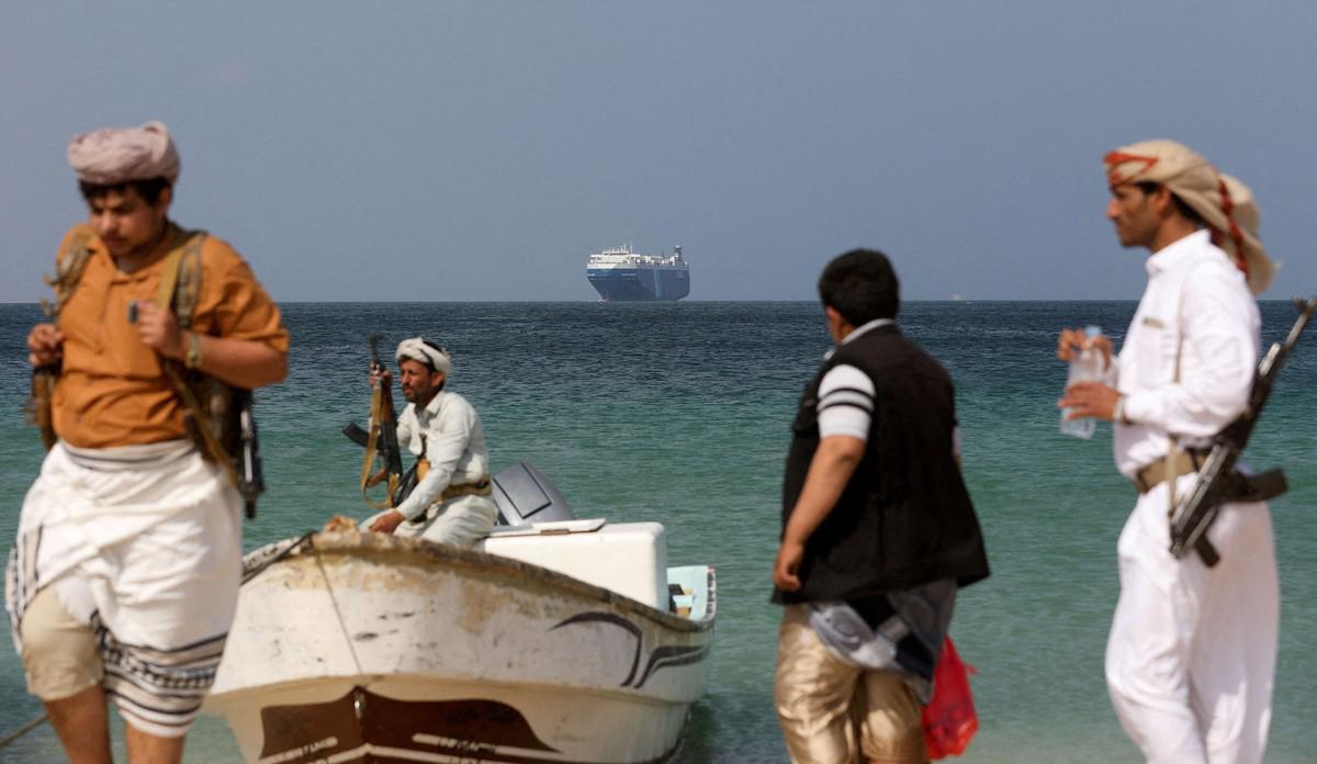 الحوثيون يصرون على مواصلة استهداف السفن في البحر الأحمر