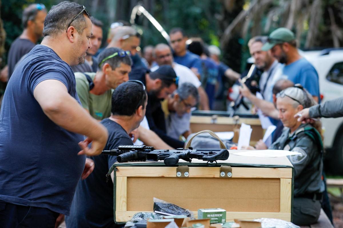 إسرائيل تسلّح مواطنيها وسط مخاوف فلسطينية 
