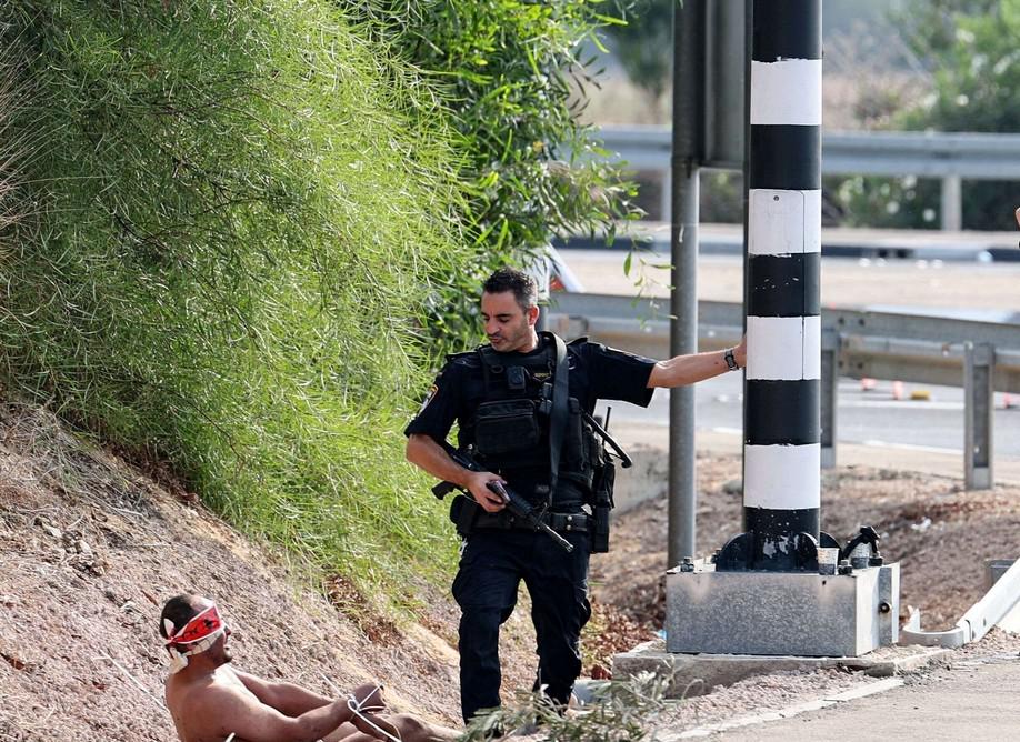 اسرائيل اعتقلت المئات من الفلسطينيين المدنيين وزعمت انهم مقاتلون من حماس