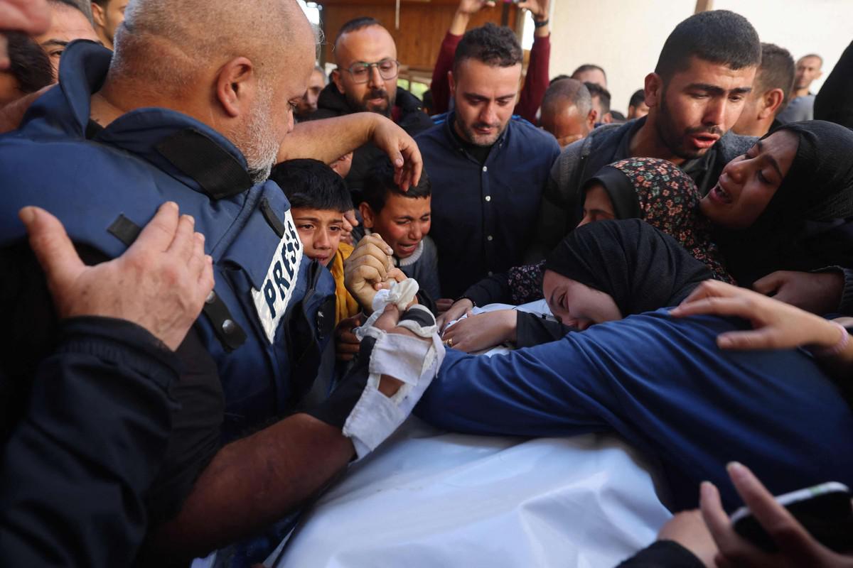 وائل الدحدوح يفقد نجله البكر بعد مقتل زوجته واثنين من ابنائه وحفيده في قصف إسرائيلي