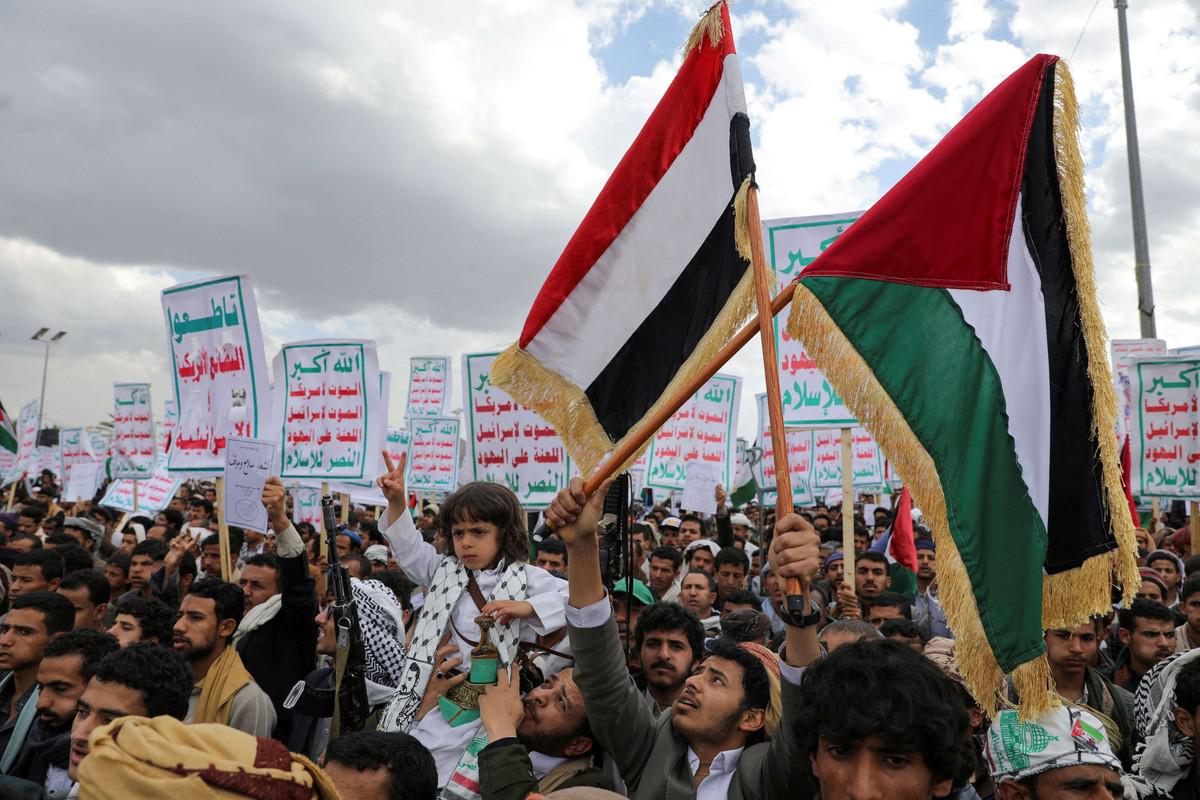 الحوثيون يؤكدون استمرارهم في استهداف الملاحة البحرية بذريعة دعم غزة