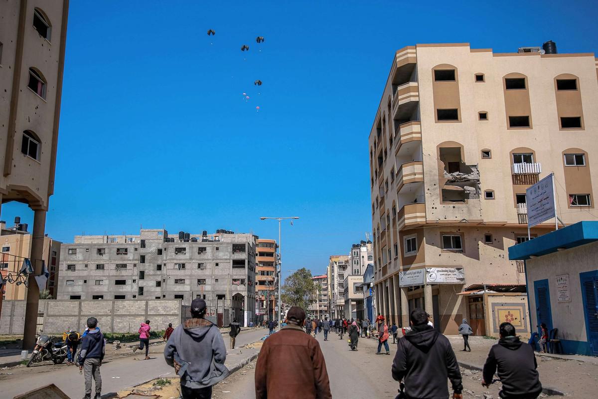 إسقاط المساعدات على غزة لا يخلو من مخاطر 