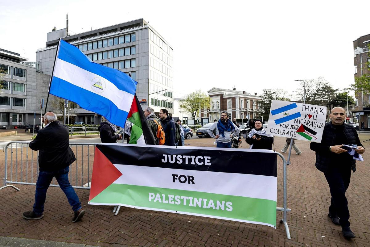فلسطينيون يتظاهرون أمام مقر محكمة العدل الدولية دعما لمبادرة نيكاراغوا