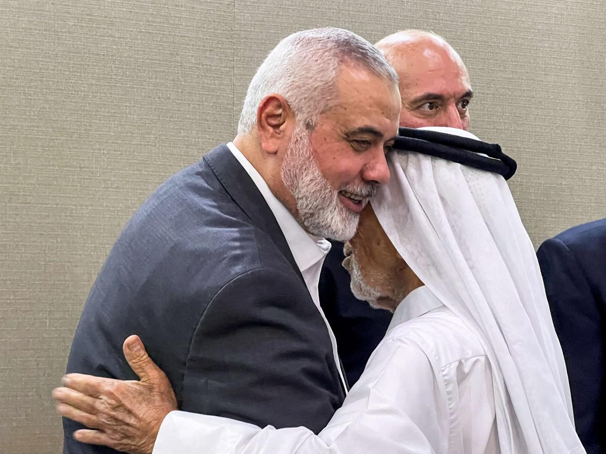 هنية يتلقى التعازي في وفاة أبنائه وأحفاده