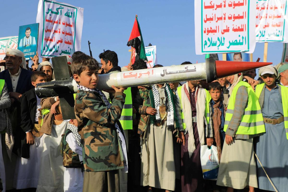 شعارات طهران تتردد في صنعاء