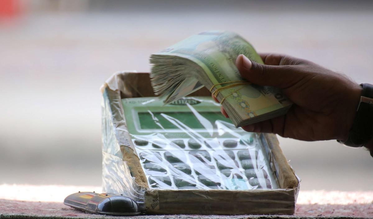 مصير 800 مليون دولار  لا يزال مجهولا تماما