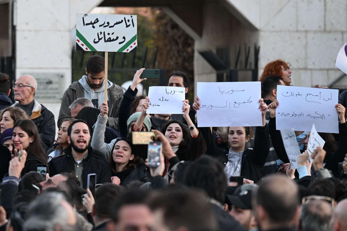 نساء سوريا يطالبن بحقهن في العمل السياسي