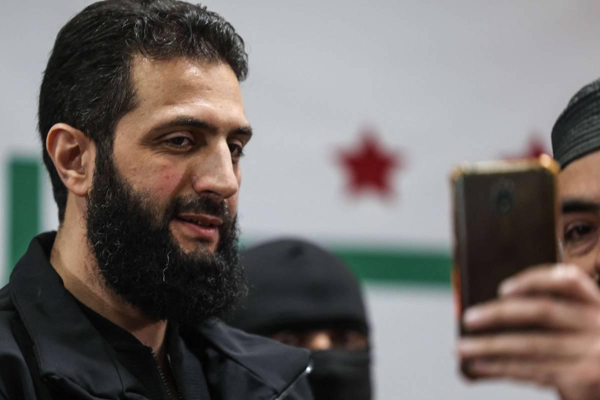 قائد هيئة تحرير الشام في صورة سيلفي