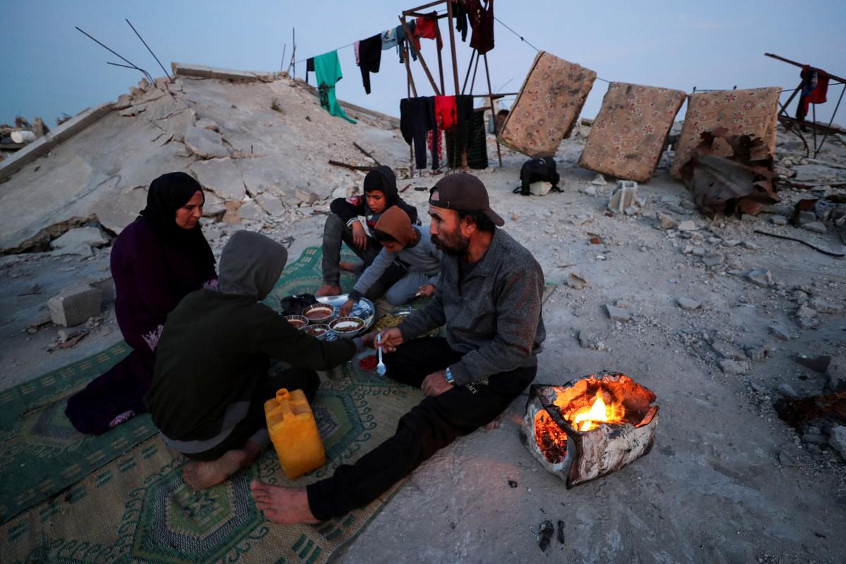 الغزيون متمكسون بأرضهم رغم الدمار الهائل 