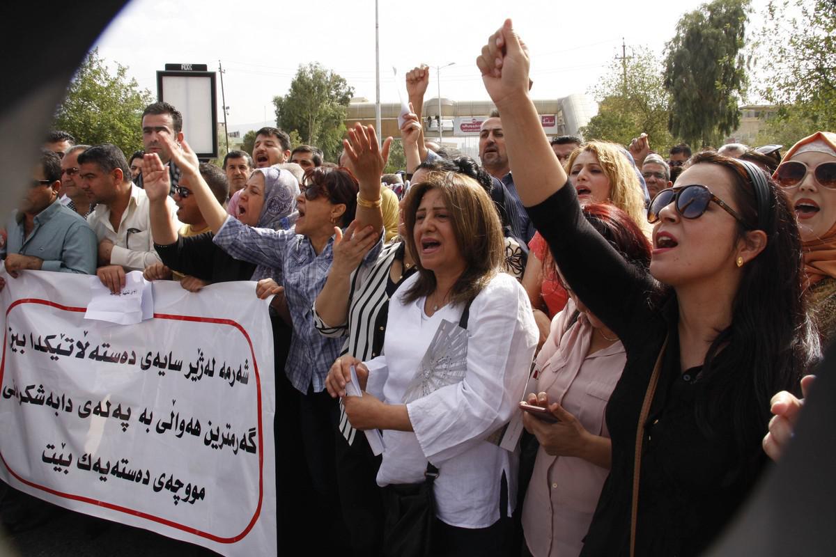 موظفو كردستان يطالبون بحل مستدام لمعضلة الرواتب 