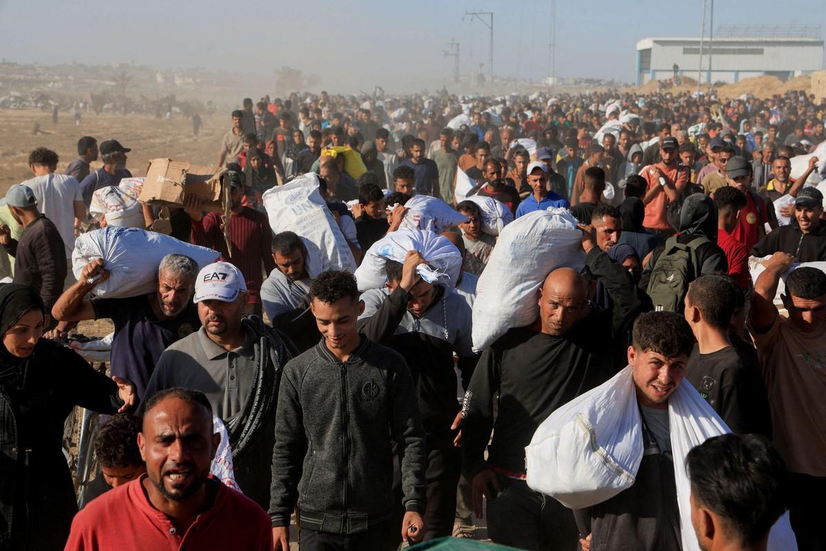 الغزيون يغامرون بأرواحهم من أجل الحصول على المساعدات 