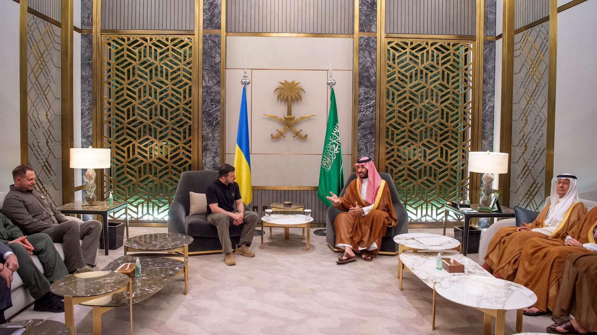 زيلينسكي يبدأ اتصالاته مع الدول الخليجية لتنظيم المحادثات 