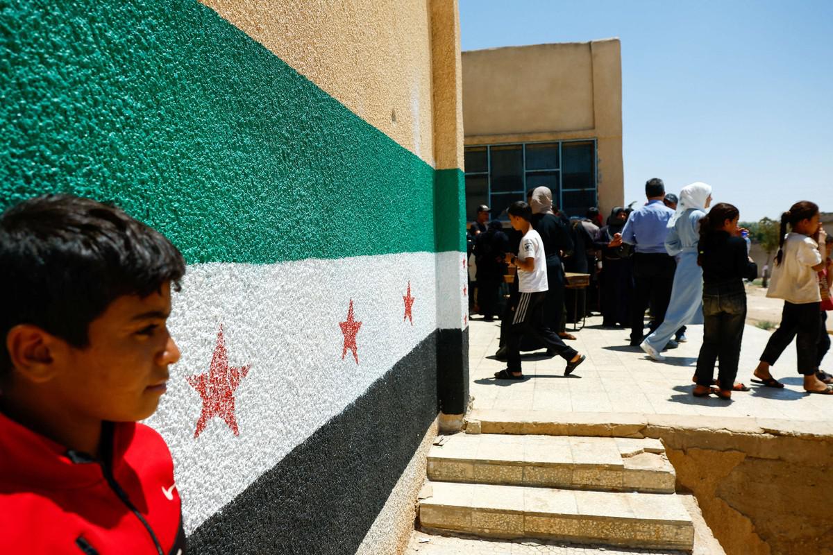 الأهالي يخشون على أبنائهم حتى أمام المدارس