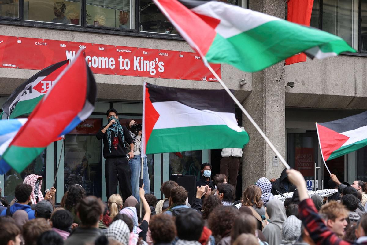 أعلام فلسطينية وهتافات منددة بالحرب الإسرائيلية 