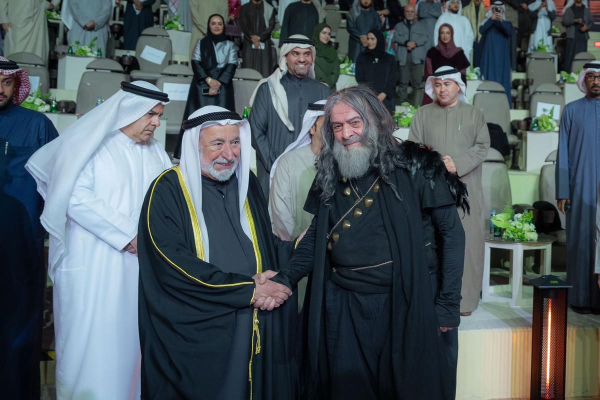 حاكم الشارقة يلتقي بفريق العمل المسرحي من ممثلين ومؤدين وفنيين