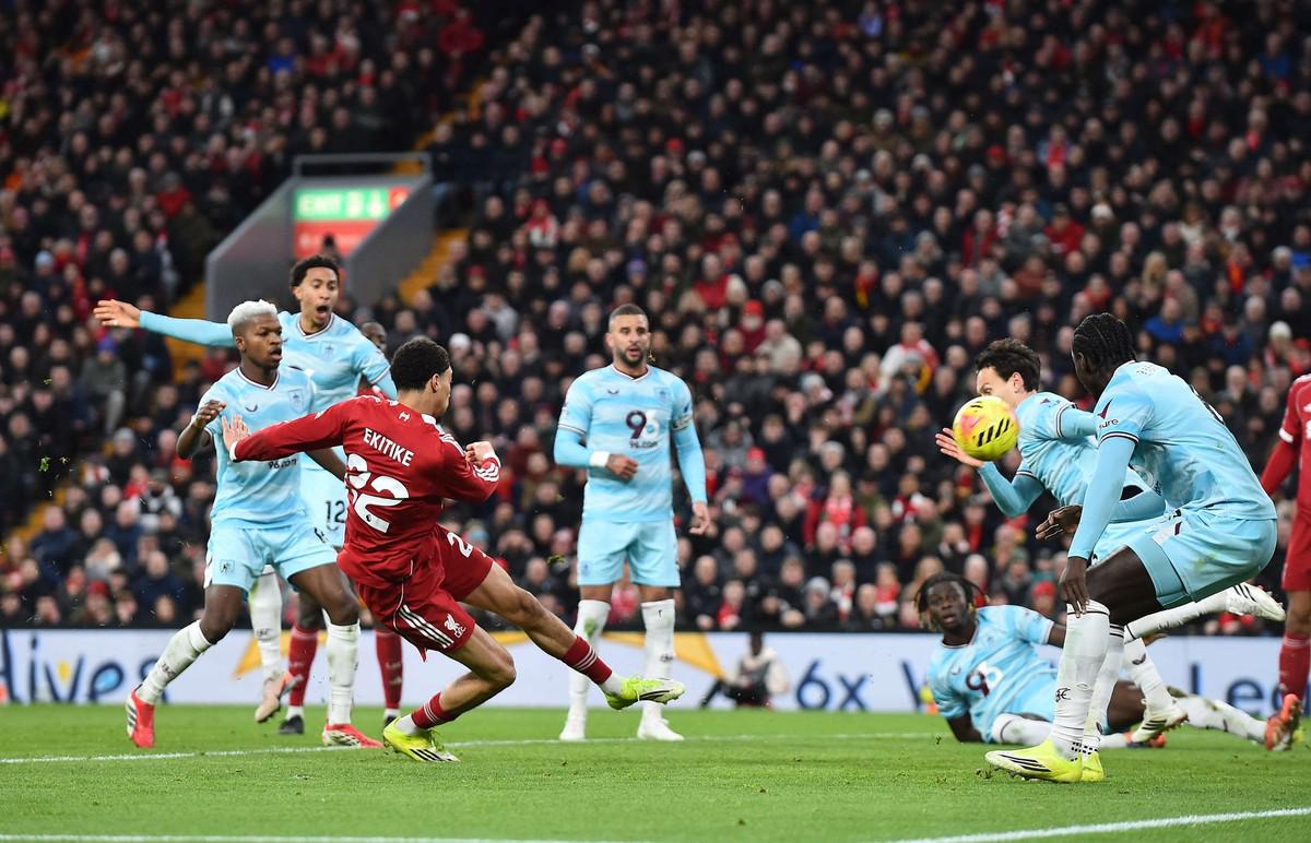  ليفربول يخرج بتعادل مخيّب 1-1 أمام ضيفه بيرنلي