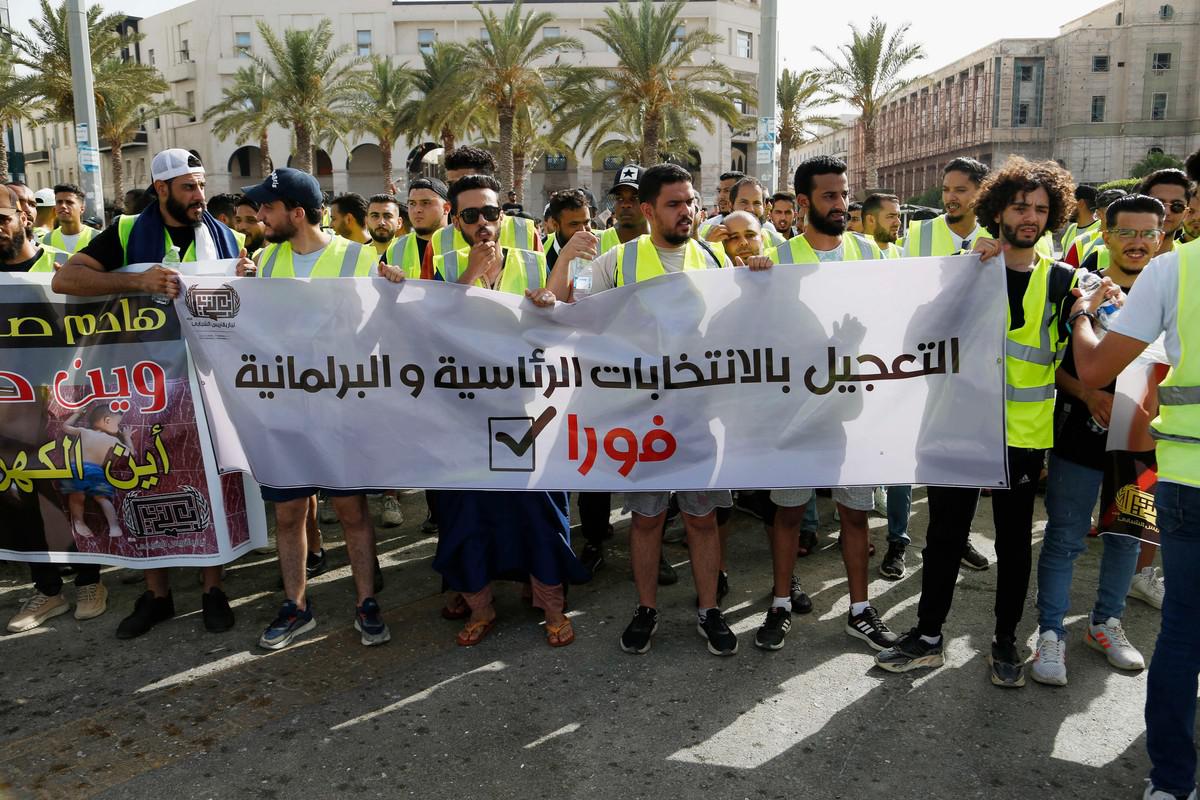 الليبيون يأملون إخراج بلادهم من متاهة المراحل الانتقالية 