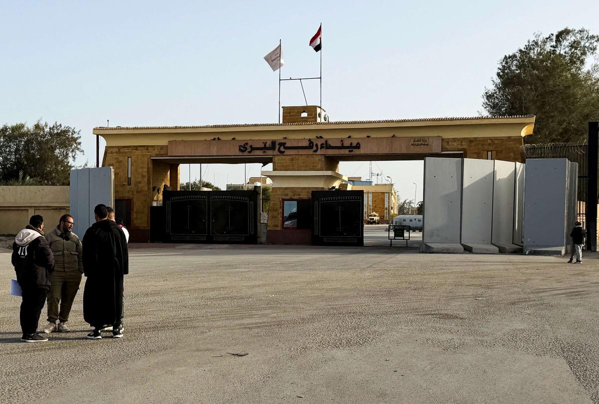 عدد المغادرين والقادمين عبر معبر رفح في أول يوم سيكون 100 شخص