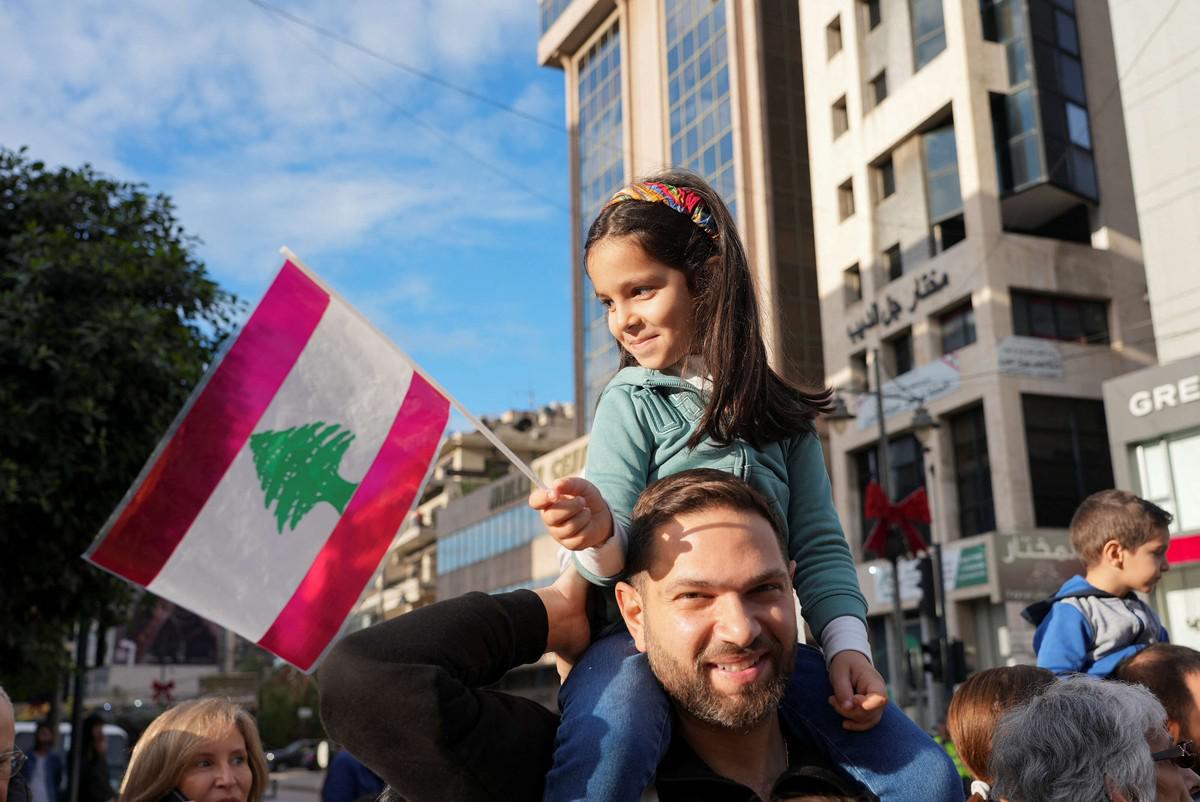 اللبنانيون يأملون نهاية كابوس الأزمات 