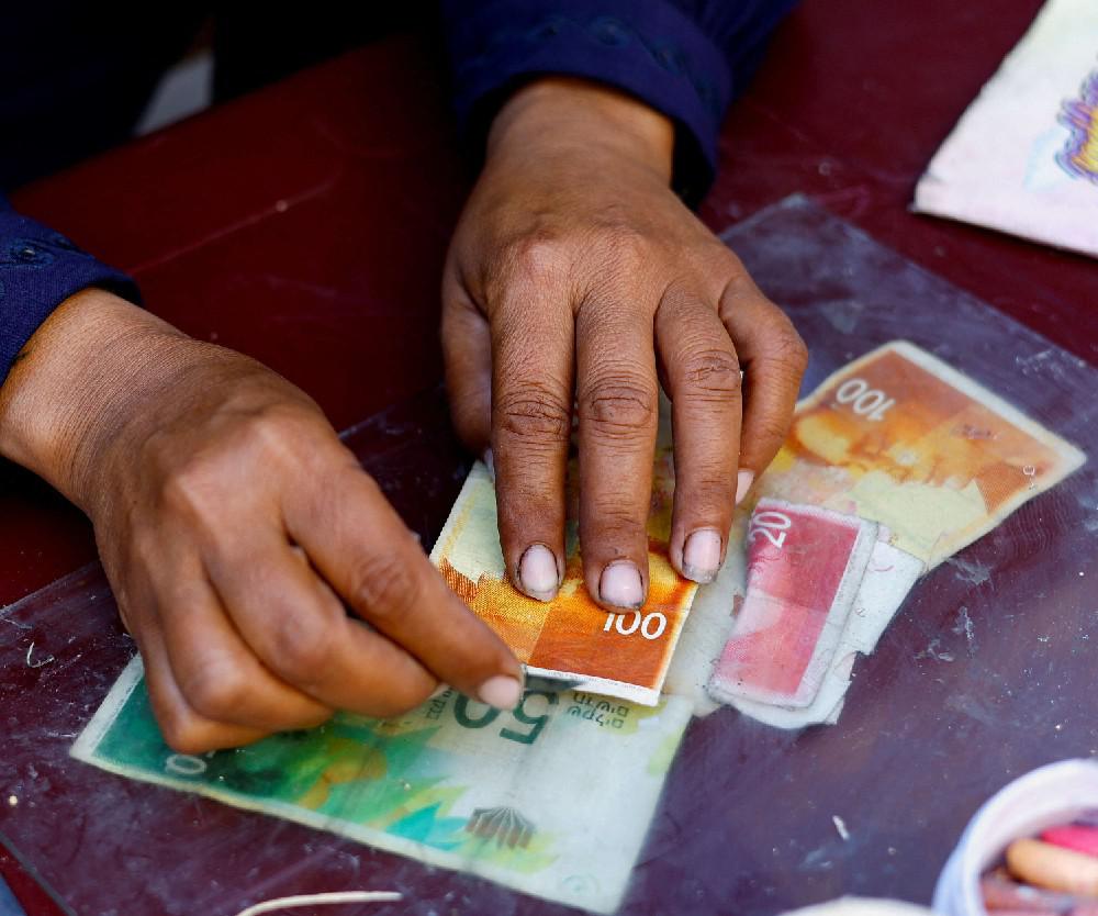 عملات مهترئة وقلوب متعبة