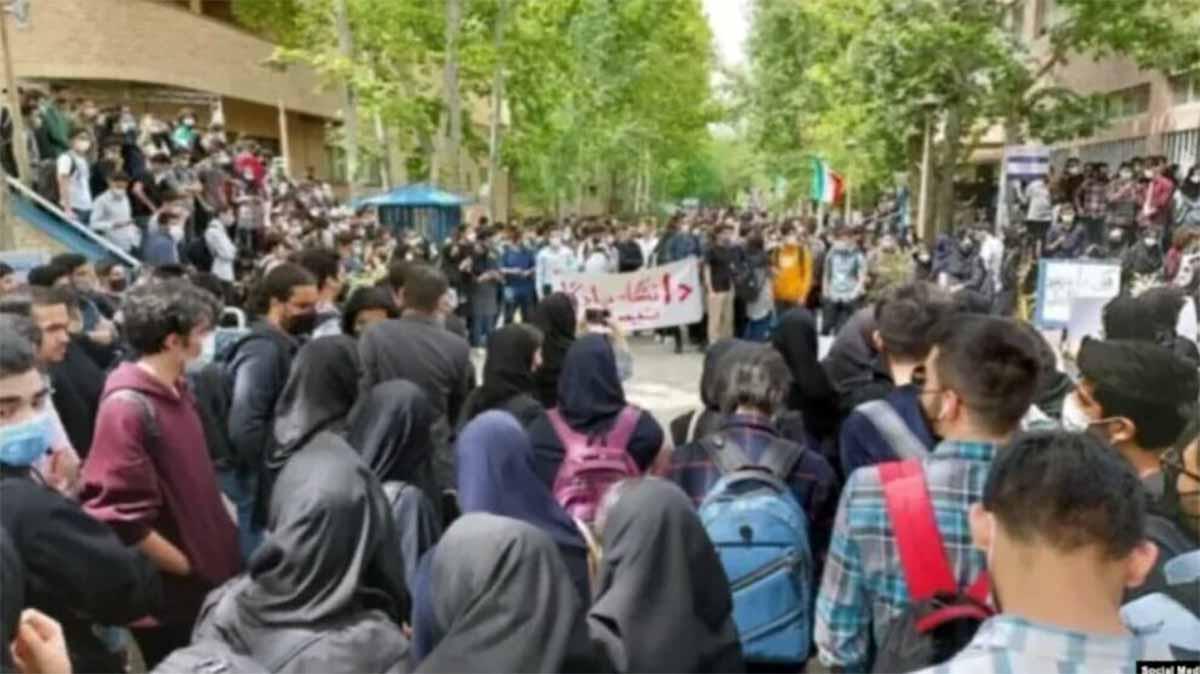 Iranian students protesting