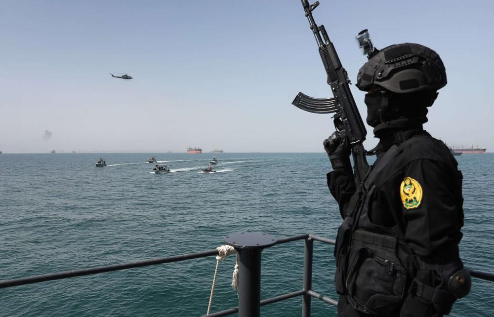 إيران تلوي ذراع العالم بالممر الحيوي 