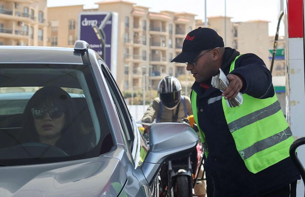 زيادة تلو الأخرى في أسعار المحرقات تفاقم متاعب المصريين