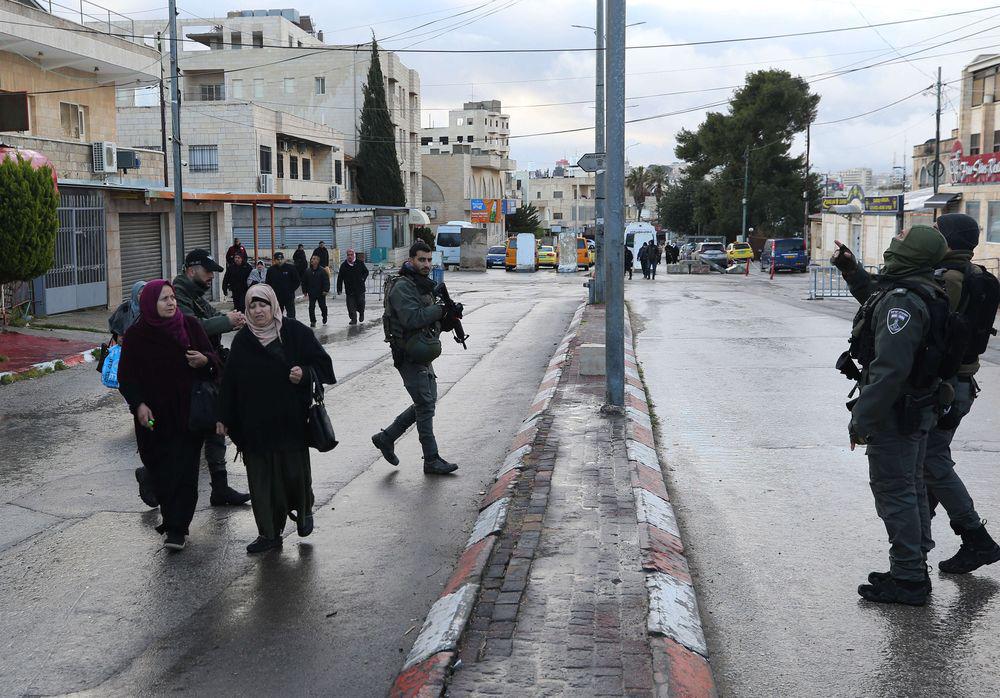 الضفة تئن تحت وطأة الاحتلال والتوترات الاقليمية