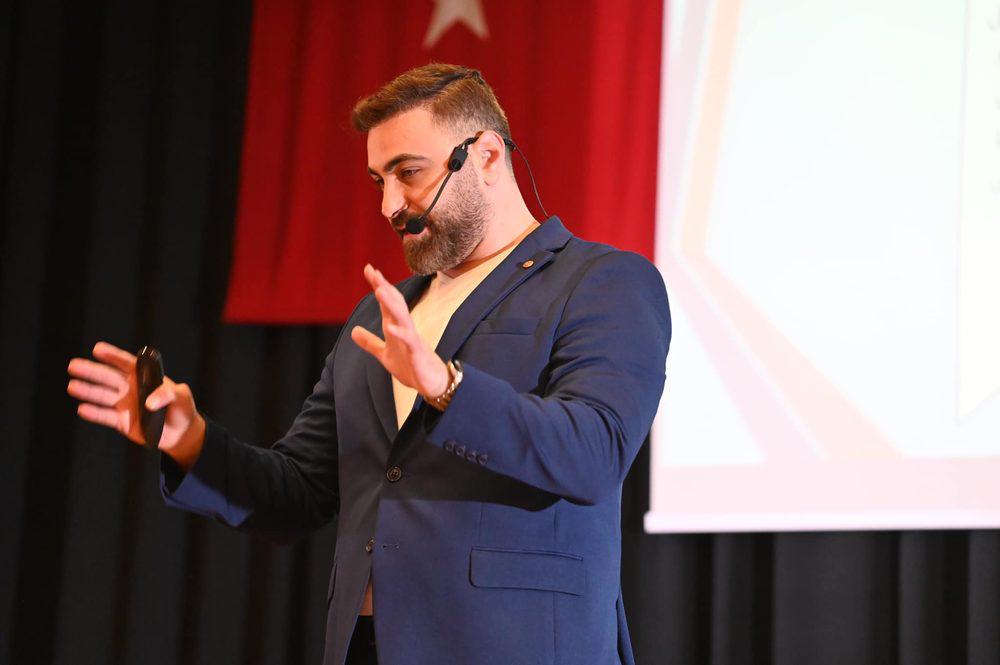 المدرب الإعلامي السوري حسام نجم