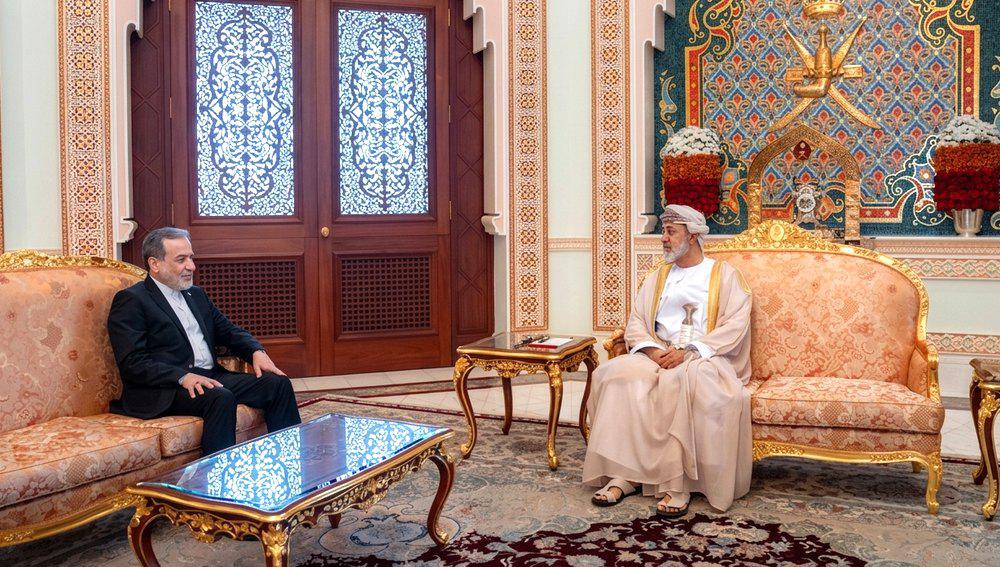لقاء السلطان هيثم بوزير الخارجية الايراني عباس عراقجي
