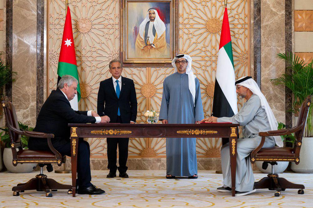 الشَّيخ منصور بن زايد آل نهيَّان نائب رئيس الإمارات مع جعفر حسَّان رئيس الحكومة الأردنية